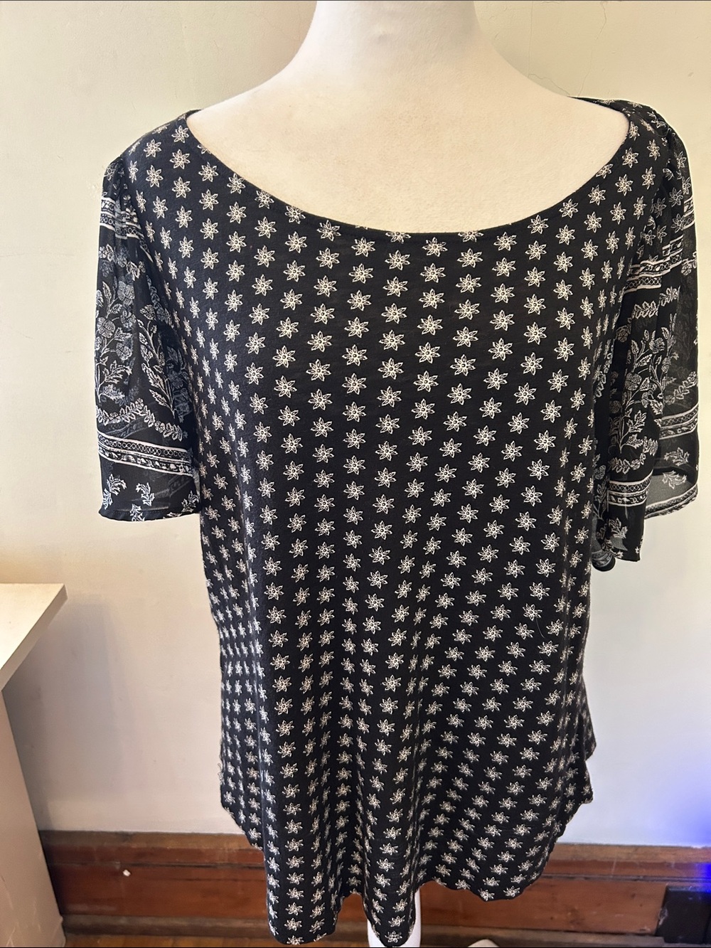 Lucky Brand black white floral short sleeve cut out back blouse Size L EUC